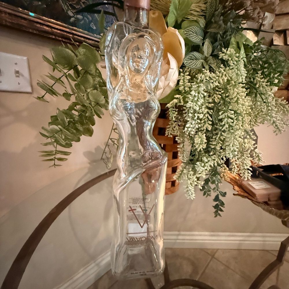 Collectible Vavoom Vodka Bottle with Artistic Design Feminine Glass Sculpture - Picture 4 of 13